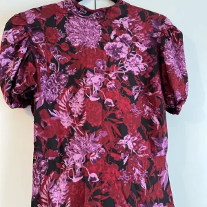Supersöt klänning från NAKD🌸 stl S/M - Mycket sparsamt använd. High neck open back midi dress S/M  Vackra höstfärger 🍁 Tunt tyg, lätt och luftig att bära.