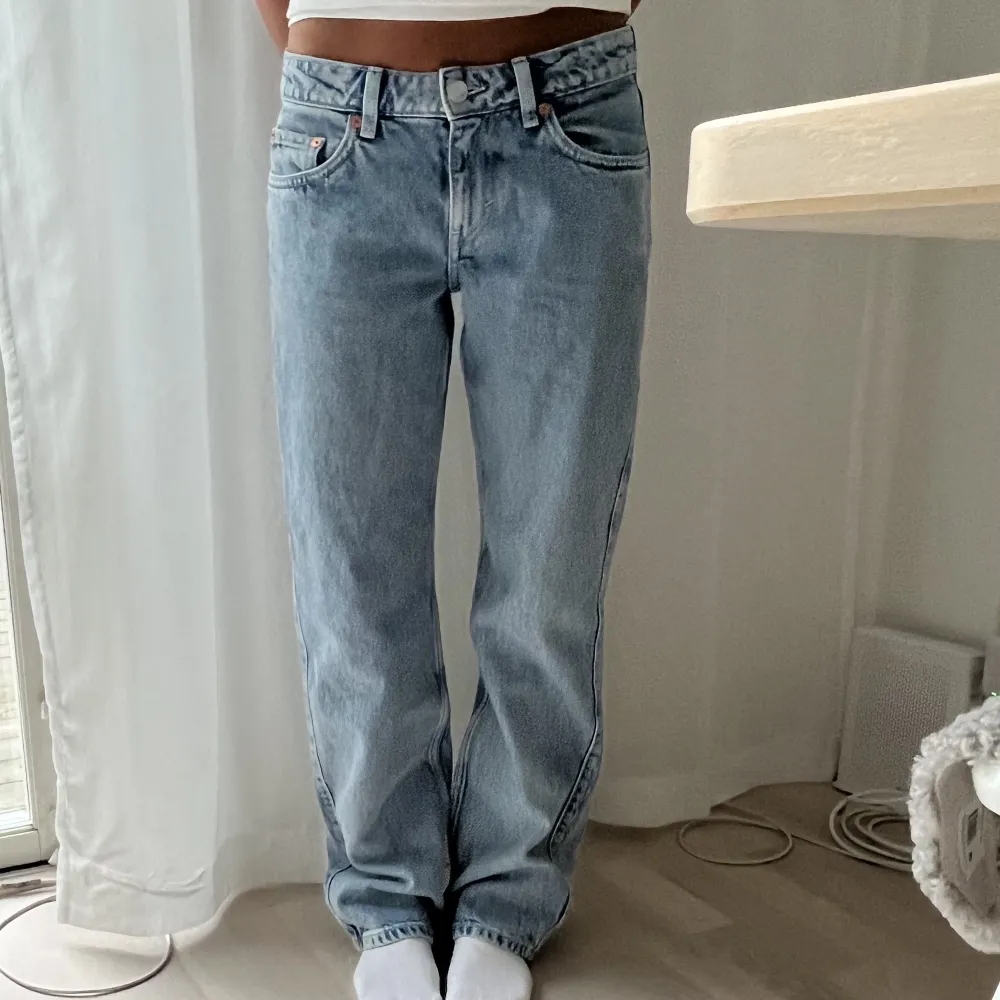 Snygga lågmidjade jeans. Från weekday. Aldrig använda, köpta för 500kr. Storlek W26 L30. Jeans & Byxor.