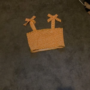 Orange top - Orange top med blommor på.Jätte fint skick nästan aldrig använd 