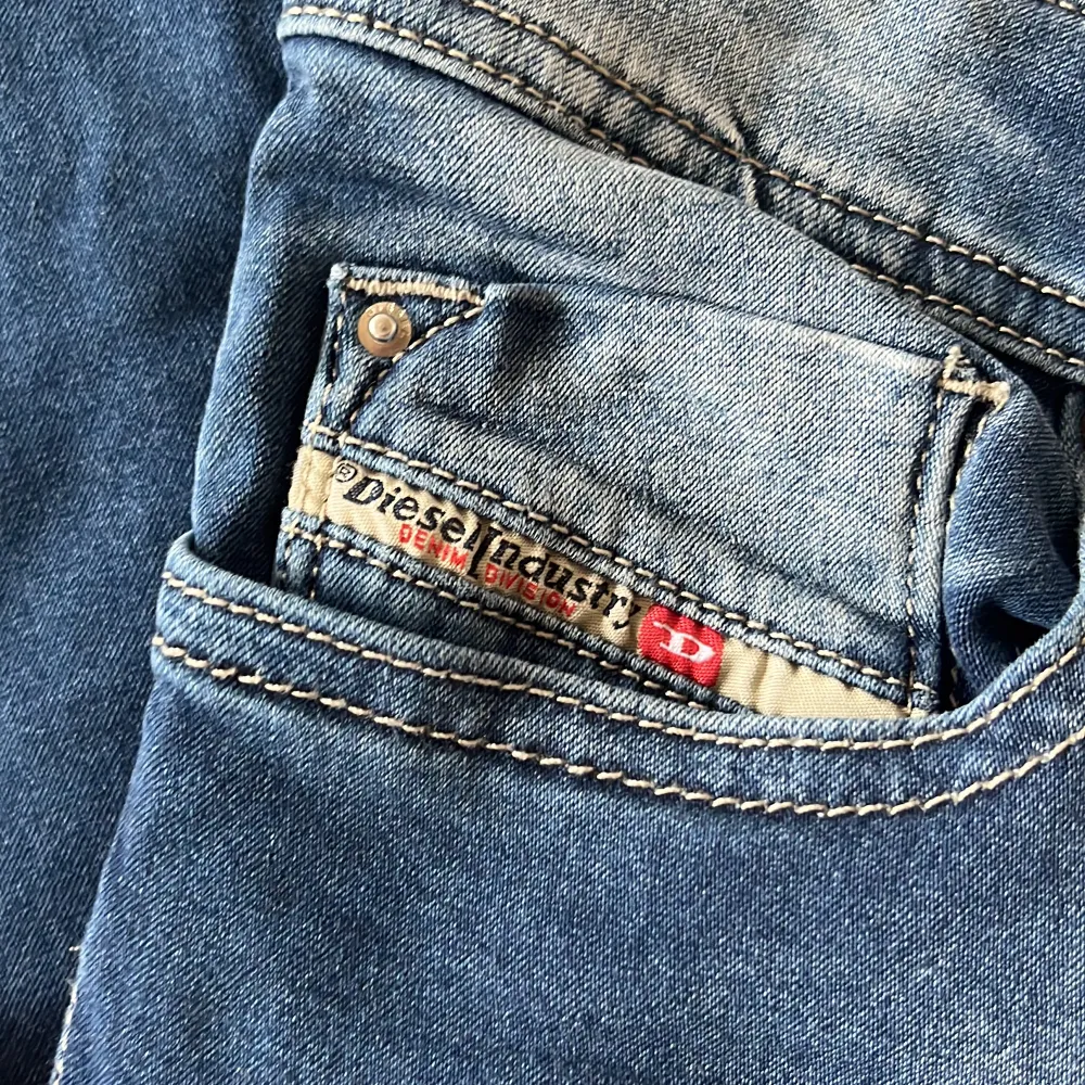 Jätte snygga low waist diesel jeans som är i jätte bra skick! Pris kan diskuteras och skriv privat för fler bilder💕. Jeans & Byxor.