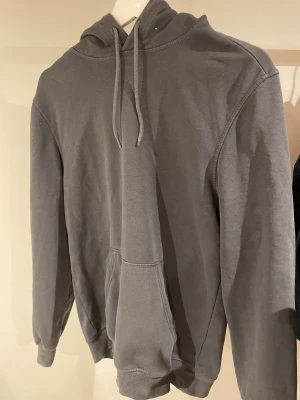 Hoodie - Hoodie, använd men i bra skick. Storlek XS man passar S/M dam