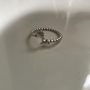 Silverring  - Silverring i zinc legering som har diametern 1,6 cm. Det går att lösa samfrakt. Köp gärna med köp nu!