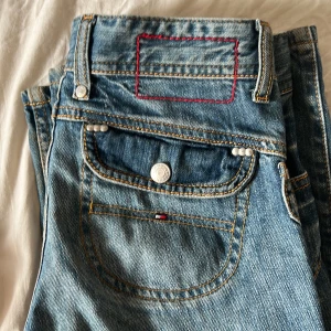 Tommy hilfiger jeans  - Säljer mina Tommy Hilfiger jeans i barn storlek (12 år) lite slitna längst ner då dom är ganska gamla 