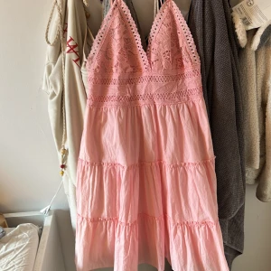 Kort klänning  - Kortkläning köpt på marknad i Holland köptes för ca 349 kr använd 2/3 gånger storlek 164 barn storlek men skulle säga att den passar på xs ockås