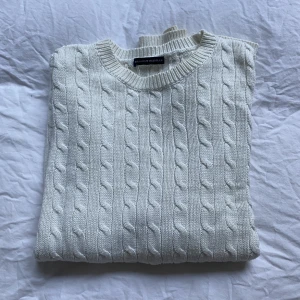 Vit stickad tröja - fin vit kabelsticktad tröja från brand mellville semi överdimensionerad