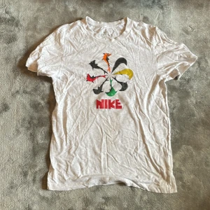 nike sb t-shirt oski - fet nike collab med oski, perfekt skick, knappt använd