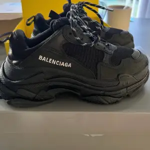 Äkta Balenciaga skor, storlek 38 Nypris: 11000  Pris nu: 7000kr fler bilder kan skickas. Kvitto box och snöre finns. Använt i mycket gott skick. Pris kan diskuteras 