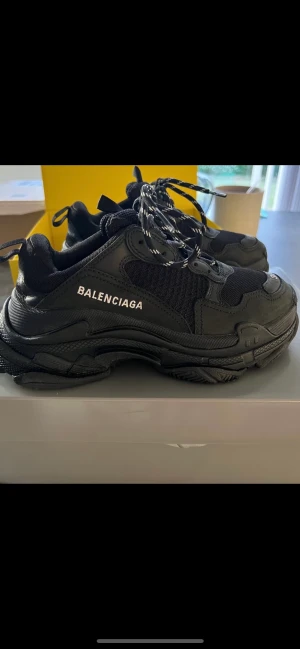 Äkta Balenciaga skor med kvitto och box - Äkta Balenciaga skor, storlek 38 Nypris: 11000  Pris nu: 7000kr fler bilder kan skickas. Kvitto box och snöre finns. Använt i mycket gott skick. Pris kan diskuteras 