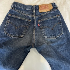 Levis jeans  - Säljer mina skitsnygga levis jeans då de blivit för små. Använda mycket sparsamt och har inga defekter. Storleken är W 26 L 32 och passformen är midwaist med raka ben. 