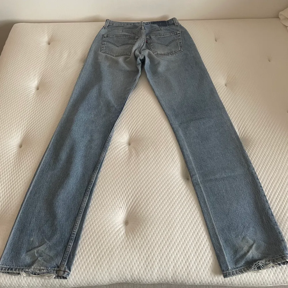 Baggy vintage levis 501 jeans. Ursprungligen storlek w31l36 men de är noggrant insydda av mig ca 6 cm i midjan. Fint skick, lite slitna längst ned. Yttre längd 112 cm, innerbensmått 87 cm, midjemått rakt över 35 cm. . Jeans & Byxor.