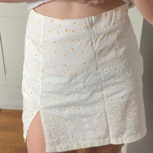 Vit kjol  - En vit kjol med små blommor på från Shein😊 kommer inte till användning köparen står för frakt 