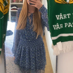 Zara klänning  - Säljer denna dunder snygga klänningen från zara då jag aldrig använder den! 