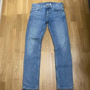 Easy Regular Straight Jeans ifrån Weekday. Använt några gånger, väldigt bra skick. Storlek: 28/32, Nypris: 600kr