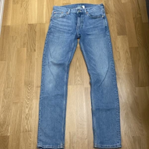 Easy Regular Straight Jeans - Weekday - Easy Regular Straight Jeans ifrån Weekday. Använt några gånger, väldigt bra skick. Storlek: 28/32, Nypris: 600kr