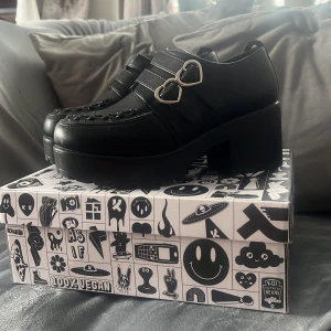 Koi shoes  - Dem är från Zelando, säljer dem för 250kr plus frakt, behöver pengar så de därför jag säljer dem. 
