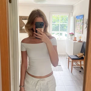 Linne - Vitt linne från Zara, skönt material och den sitter bra utan att åka ner