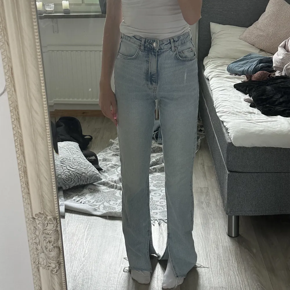 Säljer dessa super fina ljusblåa jeans från Gina i storlek 34 då dom inte kommer till användning längre. Dom är använda ett få tal gånger och är i bra skick.💓Jag är 170cm och dom är i bra längd men skulle även passa om man är lite längre. Nypris: 500kr💓. Jeans & Byxor.