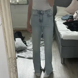 Säljer dessa super fina ljusblåa jeans från Gina i storlek 34 då dom inte kommer till användning längre. Dom är använda ett få tal gånger och är i bra skick.💓Jag är 170cm och dom är i bra längd men skulle även passa om man är lite längre. Nypris: 500kr💓