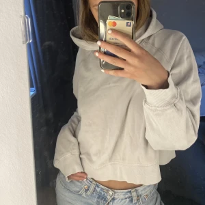 Huvtröja  - Jätte fin beige tröja som tyvär är för liten på mig.