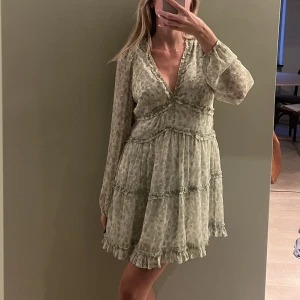 Långärmad klänning - Klänning från NA-KD. Storlek 34, sparsamt använd.