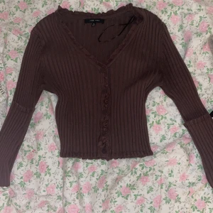 Brun topp🌺 - Gullig brun top som inte används längre! Den är lite nobbrig på små ställen men syns inte. Inga andra defekter 💗