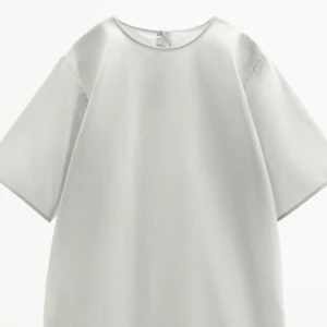 Boxig zara t-shirt  - Säljer min nya zara T-shirt för den inte riktigt var min vibe! Helt ny med lapp, aldrig använd! 