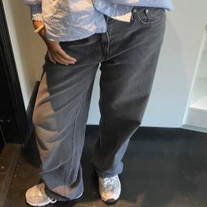 Baggy jeans från Gina tricot i mörkgrå. Jeansen har en perfekt passform och är super sköna att bära. Aldrig använda (förutom på bilden för att visa passform) då de köptes i fel storlek 🩶