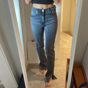 Jeans med slits - Säljer dessa ljusgråa jeans med slits från zara. Storlek 40, 200kr+frakt 