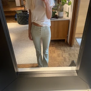 Ljus gröna jeans - Ljus gröna/mint färgade jeans med snygga fickor och knappar fram! Gammal kollektion från zara så finns ej att köpa längre! Jag är 167