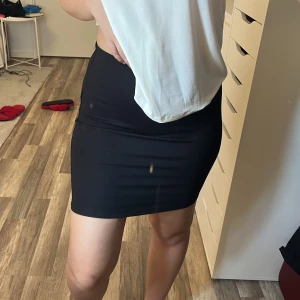 Svart kjol  - Svart kjol med prislapp kvar 