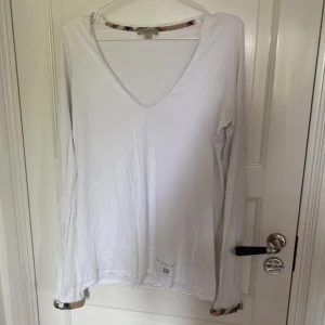 Burberry tröja  - Säljer den här burberry tröjan i st xl. Men skulle säga att den sitter som en M. Skriv för mer bilder😍