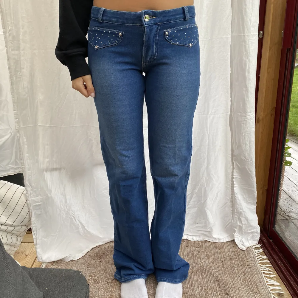 Unika jeans med fina detaljer. Använd köp nu🙌🏽. Jeans & Byxor.