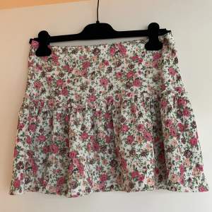 Superfin kjol ifrån Vero moda i blomstrigt mönster. Köpt förra sommaren och använd ca 1 gång så i super fint skick. Nypris 230kr! :) 