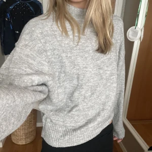 Stickad tröja - Säljer nu min gråa stickade tröja, xs den är lite oversize så sitter som en lite oversize S! Den är använd en del men fortfarande i bra skick bortsett från lite nopprig🥰 100kr +frakt