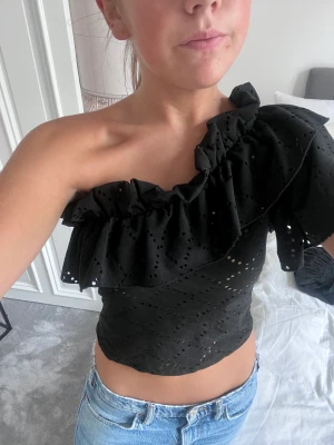 Svart topp - Svart one shoulder topp från zara! Supersöt till både fest och vardags