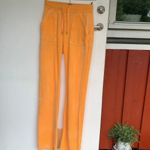 Juicy byxor - Oranga juicy i storlek xxs.Finns mer Bilder i min profil