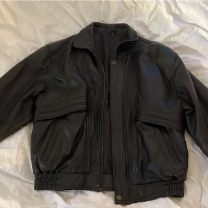 skinnjacka - skitnajs skinnjacka med perfekt oversize passform i dunder skick! perfekt nu t hösten, högsta bud; 600