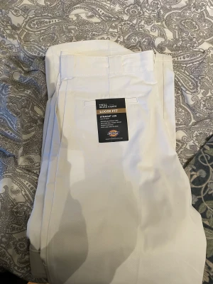 Dickies byxor  - Vita dickies byxor som är helt nya, loose fit med raka ben. 
