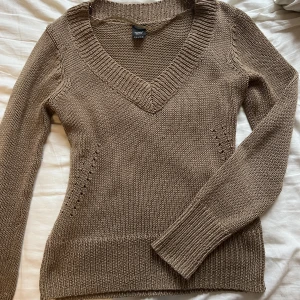 Brun stickad tröja - Brun tröja med lite guldglitter i. Köpt på sellpy, i bra skick!