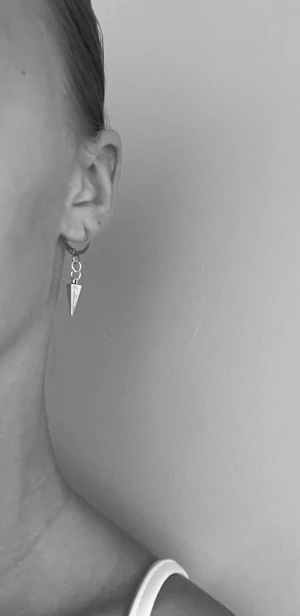 2 olika örhängen🤍👌🏼  - Jättefina örhängen!❤️ 1a-”short spike”, 2a-”short heart”😍🙌🏼