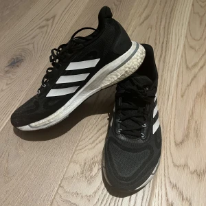 Träningsskor Adidas  - Säljer dessa träningsskor från Adidas. Storlek 40 2/3. 