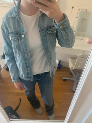 Zara jeans jacka - En jätte fin höst/vår jacka som är knappt andvänd, säljs för det är inte riktigt min stil 