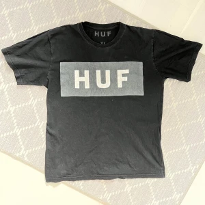 HUF tshirt - Storlek XL. Använt skick.