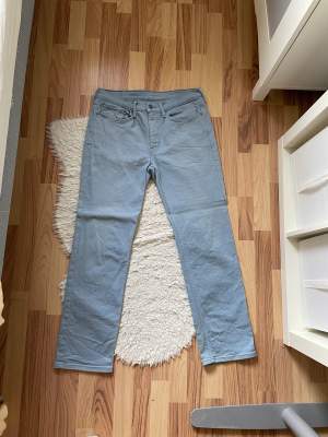 Snygga Levis 514 jeans i en sällsynt colorway. Bra skick utan defekter och sitter baggy pga dem är i en större storlek.