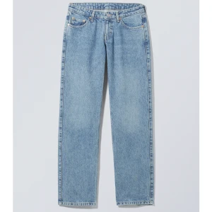 Lågmidjade jeans  - Dessa populära arrow low jeansen från weekday i storlek 23/30. Jätte snygga men tyvärr för små. Helt okej skick men den är använda, se tredje bilden. Förutom de bra skick. Helt slutsålda. 350 plus frakt. 