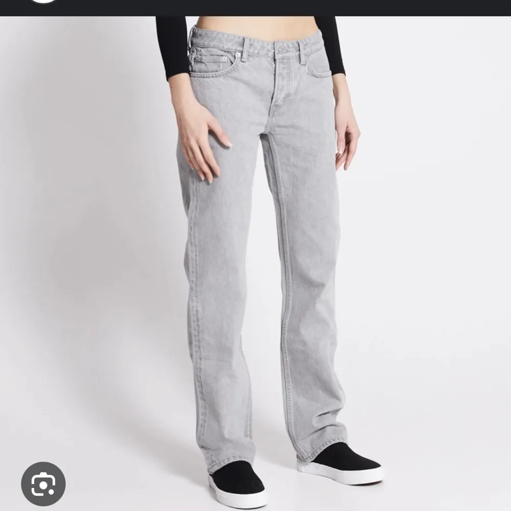 Gråa lågmidjade jeans ,dessa jeans är i stolek M fast passar de som har storlek S också . Jag personligen gillar mer pösiga byxor så köpte dessa i M !   Inga tecken på skador ;). Jeans & Byxor.