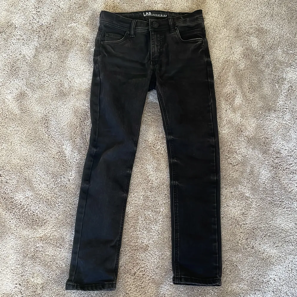 Ett par jätte fina svarta jeans från lan med storlek 146 så typ till tio åringar och dom är skinny alltså sitter dom tajt🤗. Jeans & Byxor.