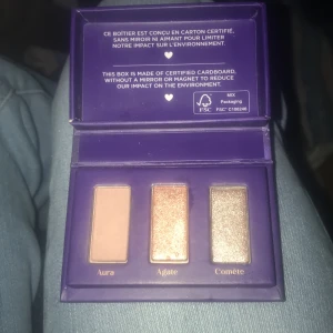 Ny ögonskugga👁💗 - Vegansk,🏞Denna ögonskuggan har tre färger, Aura, Agate,Cometé 💗 som ny köpt för lite mindre en en månad🥰❤️ jag har bara testat lite lite från Aura men syns knappt dom andra två har jag inte ens rört❤️🥰