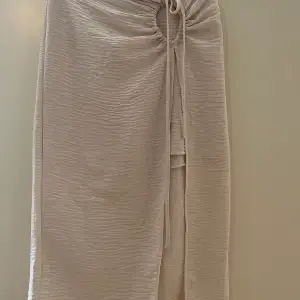 Superfin ljusbeige kjol från veromoda i fint skick. Säljs pga den har blivit för liten. 