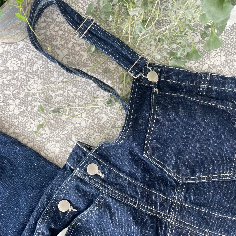 Helt oanvända mörkblå hängselbyxor🌊🐚🌞   Säljes p.g.a fel storlek . Jeans & Byxor.